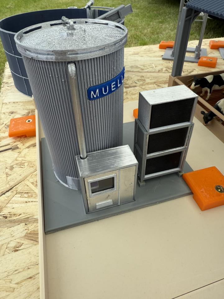 a1.  MILK STORAGE SILO SILVER with cooling radiators - supplied with or without your requested name plate 1/32 scale SILVER